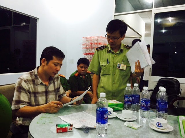 TGĐ[-]Công[-]ty[-]CP[-]SX[-]TM-DV[-]Thuận[-]Phong[-]Khiếu[-]Mạnh[-]Tường[-][-]đang[-]đọc[-]biên[-]bản[-]sản[-]xuất[-]và[-]buôn[-]bán[-]phân[-]bón[-]giả[-]số[-]lượng[-]lớn[-]-Ảnh:[-]Vietq