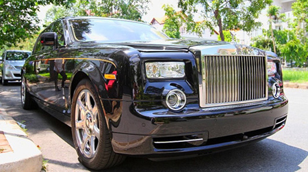Chiếc[-]siêu[-]xe[-]Rolls[-]–[-]Royce[-]Phantom[-]của[-]đại[-]gia[-]Thạch[-]ngày[-]đầu[-]tiên[-]về[-]Hà[-]Tĩnh[-](ảnhCTV)