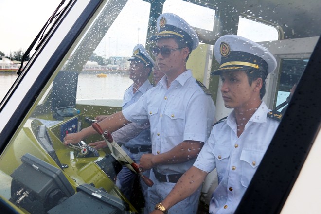 [-]Cận[-]cảnh[-]tàu[-]cao[-]tốc[-]giá[-]triệu[-]đô[-]ở[-]Sài[-]Gòn