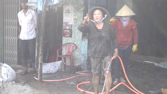Cà[-]Mau:[-]Hơn[-]50[-]lần[-]đập[-]phá[-]nhà[-]hàng[-]xóm[-]vì[-]có[-]"thư[-]tay"[-]của[-]nguyên[-]cán[-]bộ[-]cấp[-]cao?
