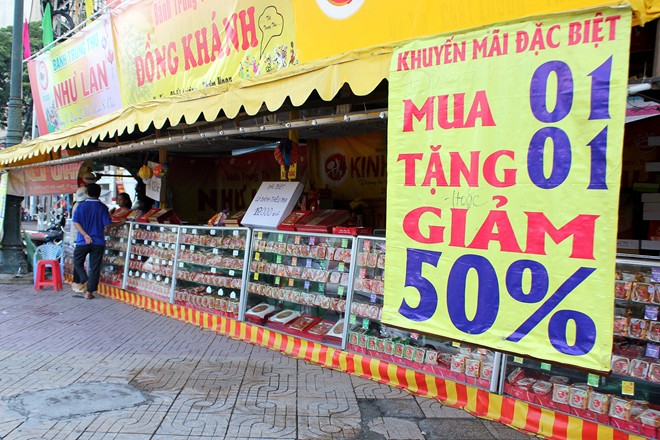 Bánh[-]trung[-]thu[-]treo[-]bảng[-]mua[-]1[-]tặng[-]1[-]trước[-]rằm[-]2[-]tuần
