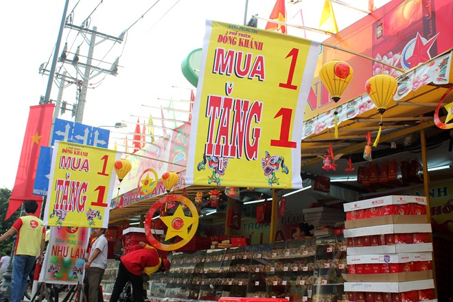 Bánh[-]trung[-]thu[-]treo[-]bảng[-]mua[-]1[-]tặng[-]1[-]trước[-]rằm[-]2[-]tuần