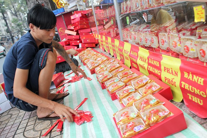 Bánh[-]trung[-]thu[-]treo[-]bảng[-]mua[-]1[-]tặng[-]1[-]trước[-]rằm[-]2[-]tuần