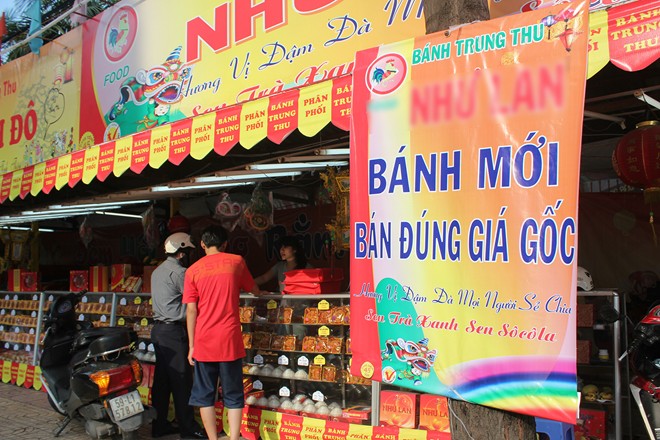 Bánh[-]trung[-]thu[-]treo[-]bảng[-]mua[-]1[-]tặng[-]1[-]trước[-]rằm[-]2[-]tuần