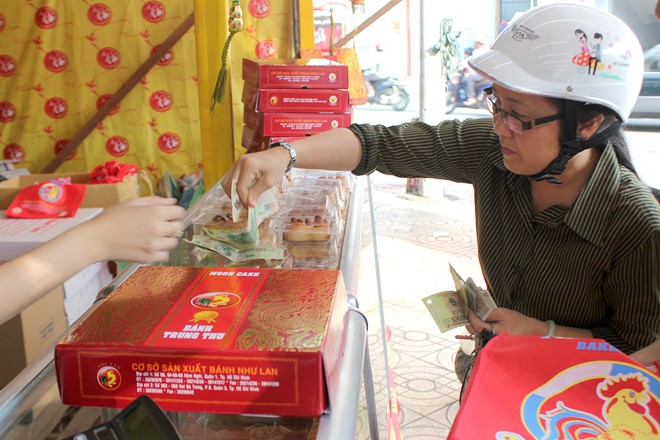 Bánh[-]trung[-]thu[-]treo[-]bảng[-]mua[-]1[-]tặng[-]1[-]trước[-]rằm[-]2[-]tuần
