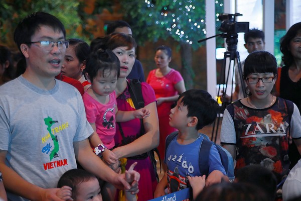 Cận[-]cảnh[-]chú[-]chim[-]cánh[-]cụt[-]đầu[-]tiên[-]được[-]sinh[-]ra[-]tại[-]Việt[-]Nam