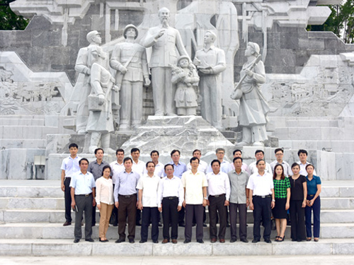 Xây[-]dựng[-]tượng[-]đài[-]-[-]quảng[-]trường[-]1.400[-]tỉ[-]đồng:[-]Xài[-]tiền[-]của[-]dân[-]sao[-]dễ[-]thế!