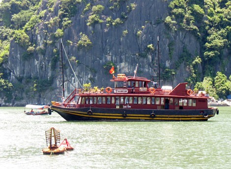 Du[-]lịch[-]Hạ[-]Long[-]khách[-]bị[-]"chém"[-]2,5[-]triệu[-]đồng[-]cho[-]một[-]con[-]ốc[-]