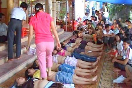 [-]Khỏa[-]thân[-]để[-]"Thánh[-]cô"[-]giẫm[-]đạp[-]lên[-]người[-]chữa[-]bệnh[-]