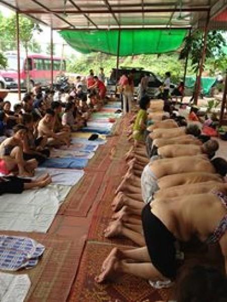 [-]Khỏa[-]thân[-]để[-]"Thánh[-]cô"[-]giẫm[-]đạp[-]lên[-]người[-]chữa[-]bệnh[-]