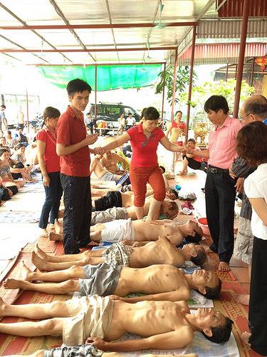 [-]Khỏa[-]thân[-]để[-]"Thánh[-]cô"[-]giẫm[-]đạp[-]lên[-]người[-]chữa[-]bệnh[-]