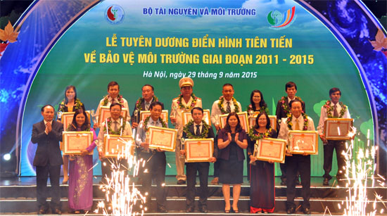 Tuyên[-]dương[-]các[-]điển[-]hình[-]tiên[-]tiến[-]về[-]bảo[-]vệ[-]môi[-]trường[-]giai[-]đoạn[-]2011[-]-[-]2015
