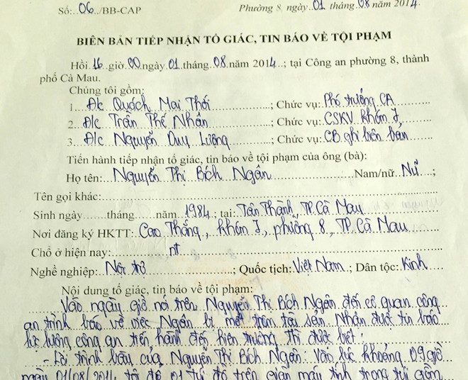 Theo[-]biên[-]bản[-]chị[-]Ngân[-]trình[-]báo[-]với[-]công[-]an,[-]vàng[-]để[-]trong[-]"1[-]túi[-]đồ"[-]còn[-]vàng[-]chị[-]Mai[-]phát[-]hiện[-]là[-]trong[-]ví.[-]Ảnh:[-]CTV.