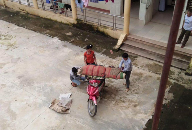 Lại[-]phát[-]hiện[-]bệnh[-]viện[-]để[-]người[-]nhà[-]bó[-]chăn[-]đưa[-]bố[-]về[-]quê[-]ở[-]Sơn[-]La