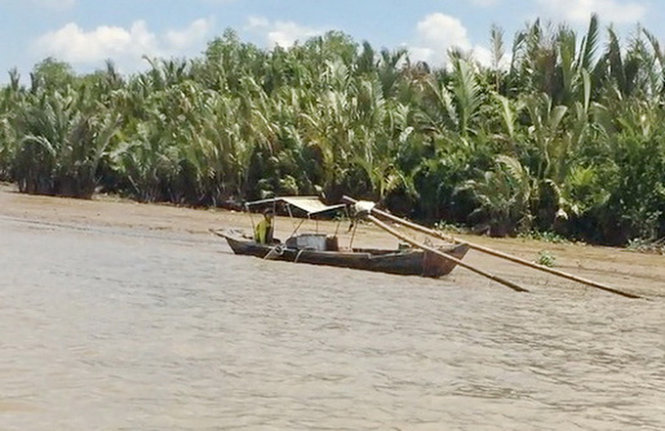 Truy[-]quét[-]bắt[-]nhiều[-]ghe[-]chích[-]cá[-]trên[-]sông[-]Sài[-]Gòn