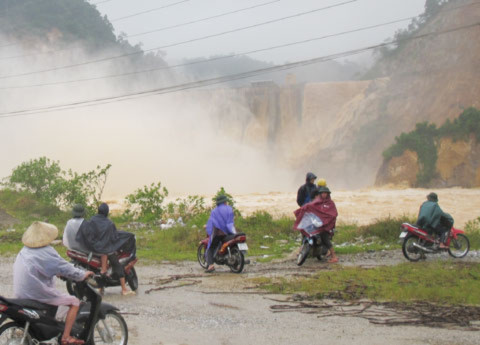 [-]Nguy[-]cơ[-]lũ[-]lớn[-]ở[-]miền[-]Trung,[-]mưa[-]dông[-]mạnh[-]trên[-]biển
