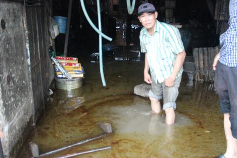 Chùm[-]ảnh[-]người[-]Sài[-]Gòn[-]gồng[-]mình[-]hứng[-]úng[-]ngập[-]do[-]mưa