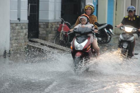 Chùm[-]ảnh[-]người[-]Sài[-]Gòn[-]gồng[-]mình[-]hứng[-]úng[-]ngập[-]do[-]mưa