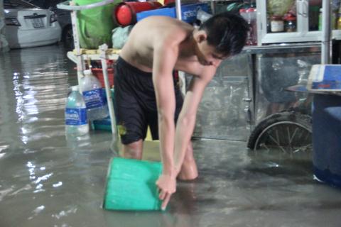 Chùm[-]ảnh[-]người[-]Sài[-]Gòn[-]gồng[-]mình[-]hứng[-]úng[-]ngập[-]do[-]mưa