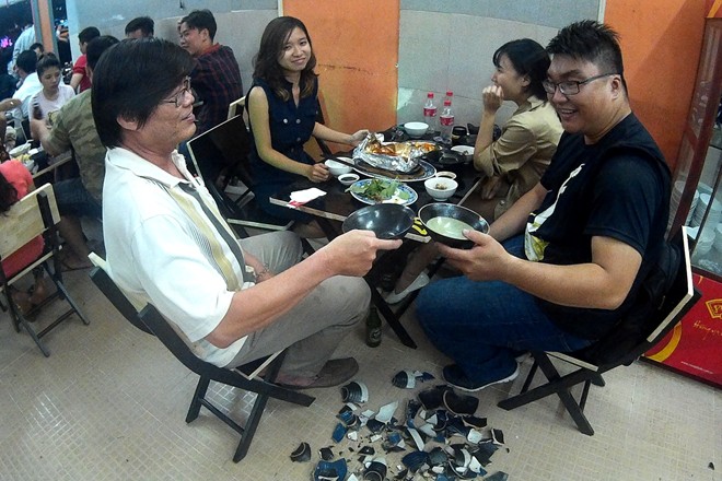 Quán[-]nhậu[-]Sài[-]Gòn[-]cho[-]khách[-]đập[-]bát[-]để[-]xả[-]stress
