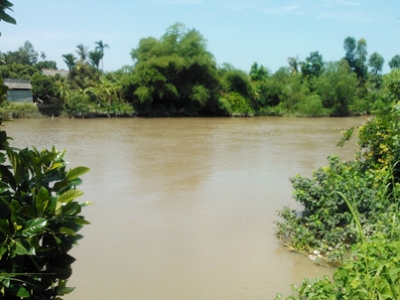 Đoạn[-]sông[-]nơi[-]chiếc[-]xà[-]lan[-]đậu[-]để[-]các[-]đối[-]tượng[-]đánh[-]bạc.