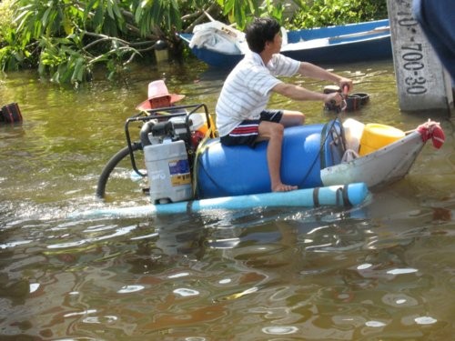 Độc[-]đáo[-]những[-]kiểu[-]thuyền[-]bè[-]tự[-]chế[-]trong[-]mùa[-]ngập[-]