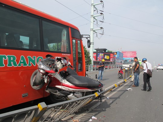 TP[-]HCM:[-]Xe[-]Phương[-]Trang[-]chạy[-]ngược[-]chiều[-]tông[-]8[-]người[-]ở[-]bùng[-]binh[-]Cây[-]Gõ