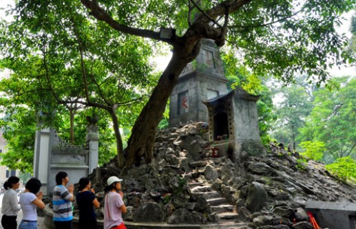 Hồ Gươm đẹp ngỡ ngàng khi thu sang