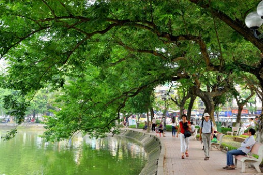 Hồ Gươm đẹp ngỡ ngàng khi thu sang