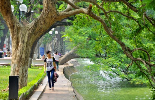Hồ Gươm đẹp ngỡ ngàng khi thu sang