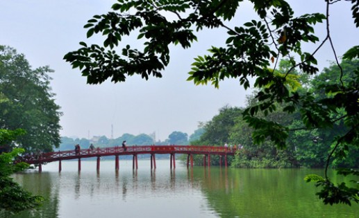 Hồ Gươm đẹp ngỡ ngàng khi thu sang