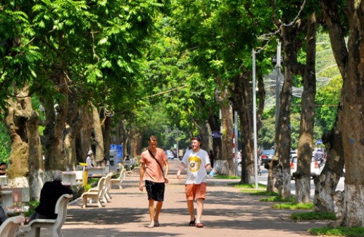 Hồ Gươm đẹp ngỡ ngàng khi thu sang