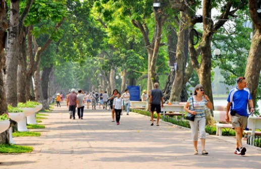 Hồ Gươm đẹp ngỡ ngàng khi thu sang
