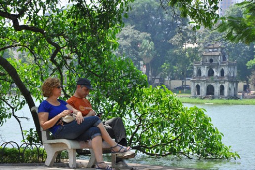 Hồ Gươm đẹp ngỡ ngàng khi thu sang
