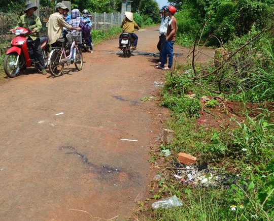 2[-]người[-]nghi[-]trộm[-]chó[-]bị[-]đánh[-]chết[-]ở[-]Đắk[-]Lắk:[-]Dân[-]đã[-]giăng[-]dây[-]ngang[-]đường!