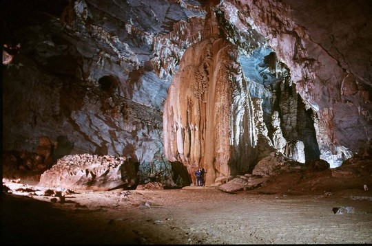 Hang[-]đá[-]2[-]triệu[-]năm[-]tuổi[-]ở[-]Vịnh[-]Hạ[-]Long[-]biến[-]thành[-]nhà[-]hát