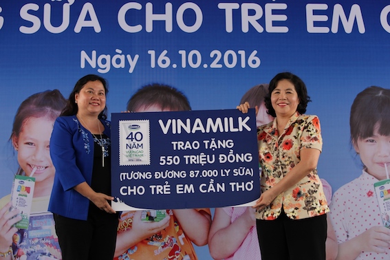 Ngày[-]15.10.2016,[-]tại[-]Trường[-]tiểu[-]học[-]Giai[-]Xuân[-]I,[-]xã[-]Giai[-]Xuân,[-]huyện[-]Phong[-]Điền,[-]TP.Cần[-]Thơ,[-]Quỹ[-]sữa[-]Vươn[-]cao[-]Việt[-]Nam[-]đã[-]tổ[-]chức[-]buổi[-]lễ[-]trao[-]tặng[-]sữa[-]cho[-]trẻ[-]em[-]tại[-]thành[-]phố[-]Cần[-]Thơ.[-]