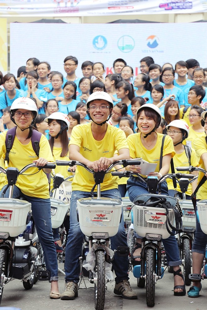 Sinh[-]viên[-]đi[-]xe[-]đạp[-]điện[-]cổ[-]vũ[-]phong[-]trào[-]sống[-]xanh