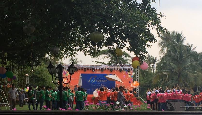 Sếp[-]bất[-]động[-]sản[-]nSTDA[-]lĩnh[-]xướng[-]nhân[-]viên[-]hát[-]chế[-]phản[-]cảm[-]lời[-]Quốc[-]ca