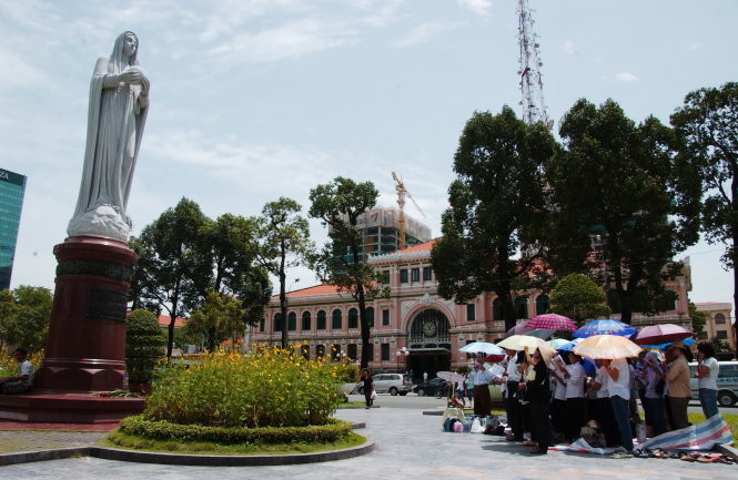 [-]Tên[-]gọi[-]nhà[-]thờ[-]Đức[-]Bà[-]từ[-]bức[-]tượng[-]Đức[-]Mẹ[-]Hòa[-]Bình