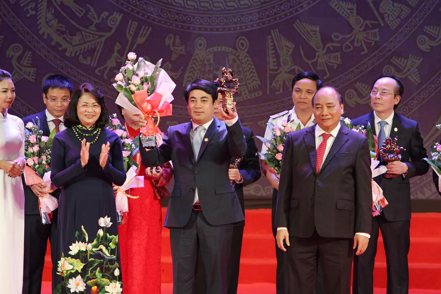 Trao[-]tặng[-]Cúp[-]Thánh[-]Gióng[-]cho[-]100[-]Doanh[-]nhân[-]Việt[-]Nam[-]tiêu[-]biểu[-]2016