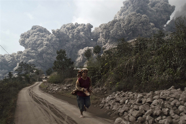 [-]Núi[-]lửa[-]Sinabung[-]cao[-]2.457m[-]tại[-]Indonesia[-]lại[-]bắt[-]đầu[-]phun[-]trào