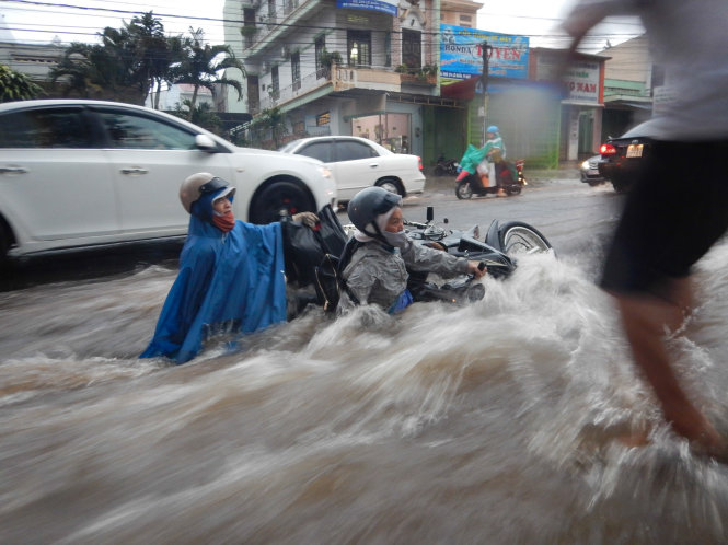 [-]Dân[-]Buôn[-]Ma[-]Thuột[-]ngã[-]dúi[-]dụi[-]trong[-]nước[-]mưa[-]chảy[-]xiết