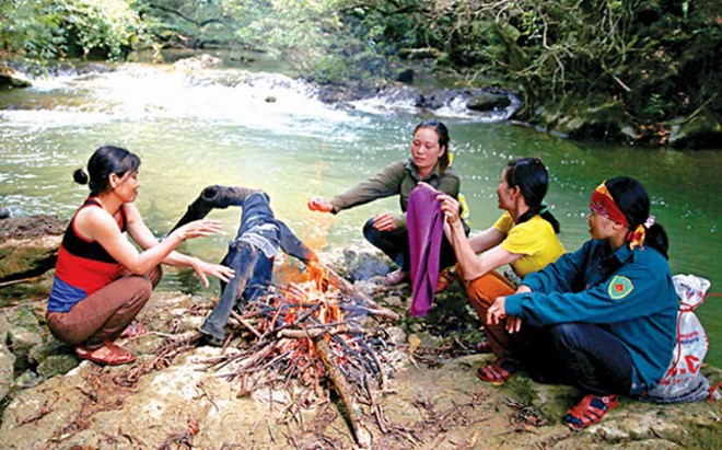 Quảng[-]Bình:[-]Những[-]phận[-]người[-]mò[-]ốc[-]đá[-]mưu[-]sinh