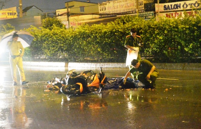 TP[-]HCM:[-]Tài[-]xế[-]ôtô[-]bỏ[-]chạy[-]sau[-]khi[-]cán[-]hai[-]thanh[-]niên[-]giữa[-]đêm