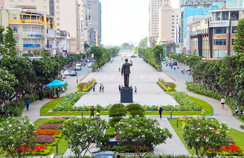 [-]Đường[-]Nguyễn[-]Huệ[-]-[-]dòng[-]kênh[-]thành[-]quảng[-]trường[-]đi[-]bộ[-]đầu[-]tiên