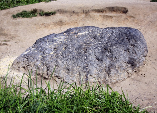 [-]Tảng[-]đá[-]kỳ[-]lạ[-]chuyển[-]màu[-]xanh[-]khi[-]trời[-]mưa