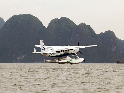 [-]Khách[-]“chán”[-]thủy[-]phi[-]cơ[-]vì[-]không[-]được[-]quay[-]phim[-]chụp[-]ảnh[-]Vịnh[-]Hạ[-]Long