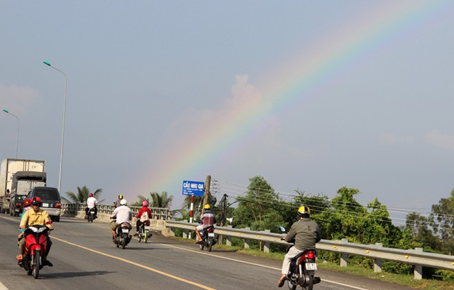 [-]Cầu[-]vồng[-]đôi[-]xuất[-]hiện[-]hơn[-]1[-]giờ[-]ở[-]Sóc[-]Trăng