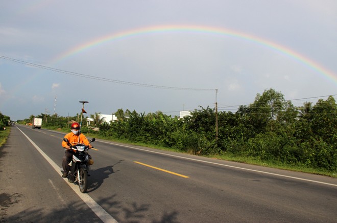 [-]Cầu[-]vồng[-]đôi[-]xuất[-]hiện[-]hơn[-]1[-]giờ[-]ở[-]Sóc[-]Trăng